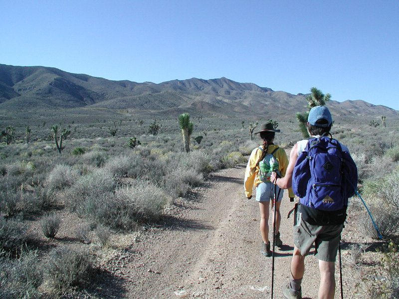 01-Sosoo_and_Paul_starting_on_the_trail