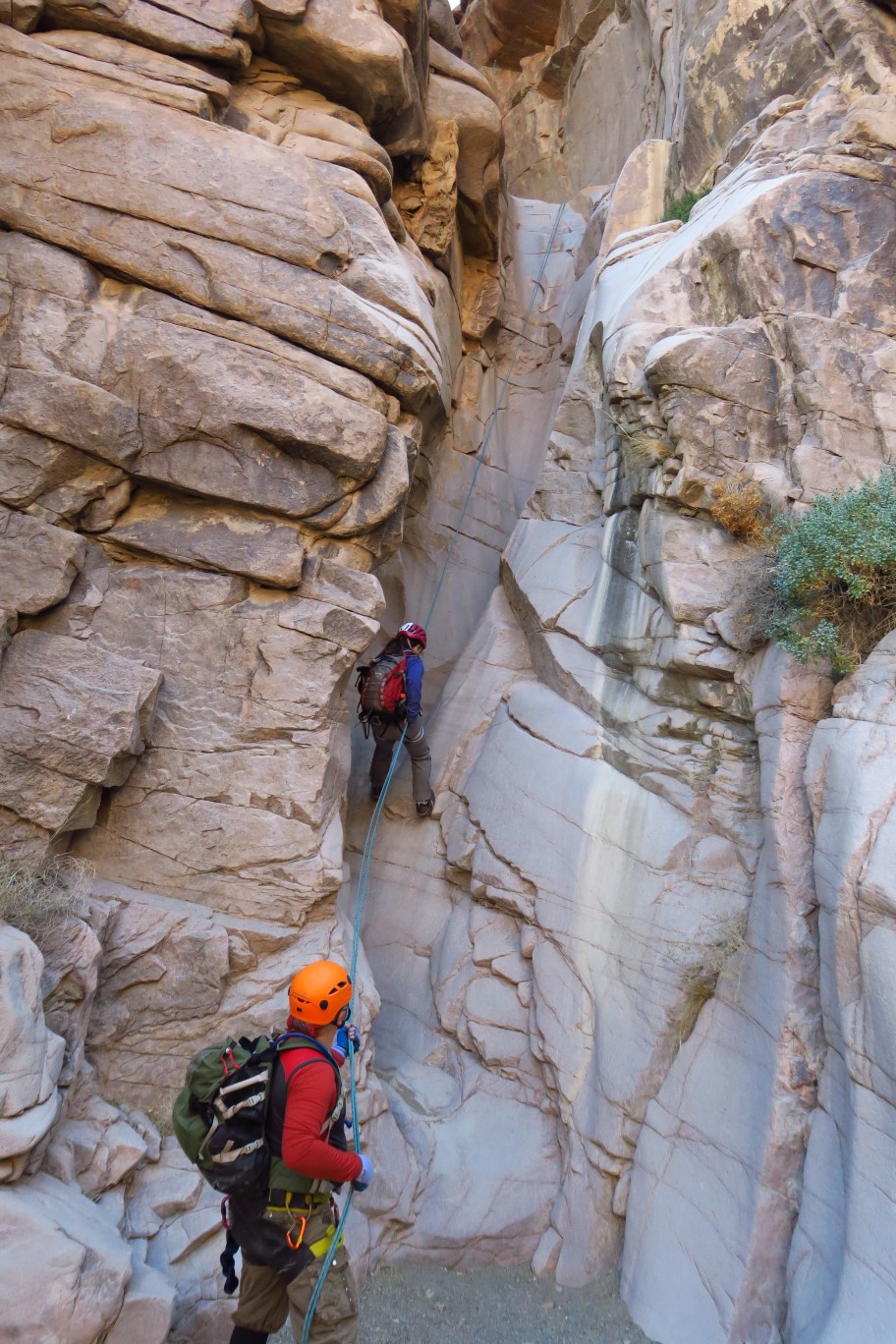 36-Patti_rappelling,Ernesto_belaying