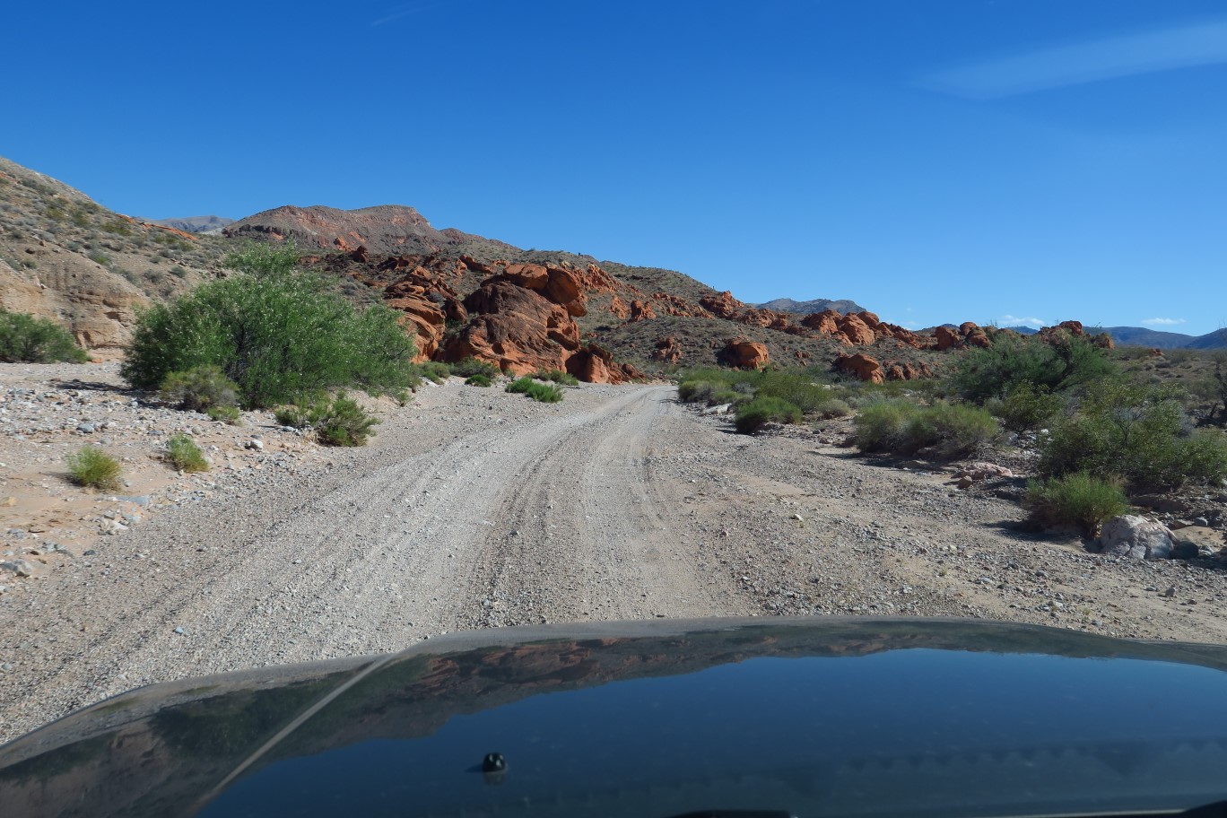 04-scenery_along_dirt_road