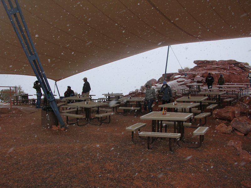 47-schoolyard_style_tables_to_eat