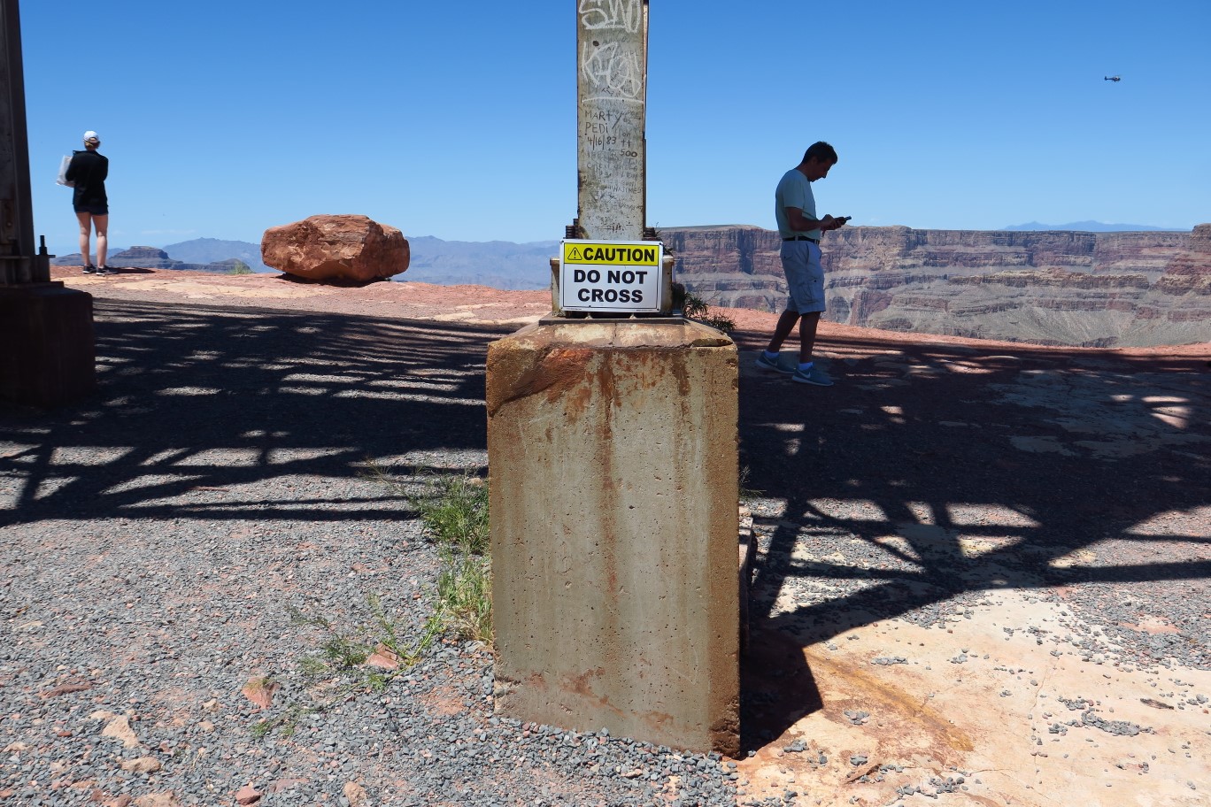 23-Gunao_Point_tramway-20190502-new_caution_sign_added