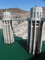 05-AZ_intake_towers-2012_mussel_bathtub_ring_about_40_feet_higher_than_lake