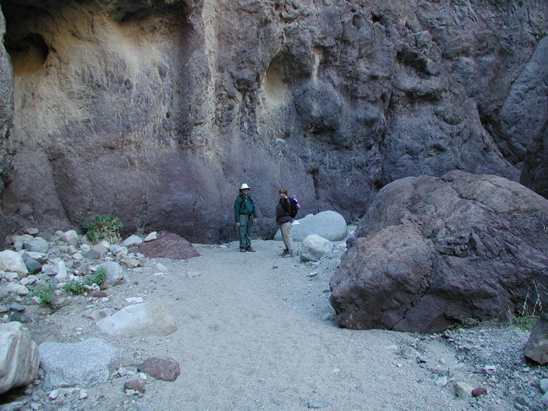 06-Bob_and_Kristi_in_the_canyon_wash