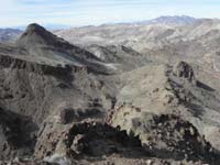 34-group_hiking_final_push_with_great_scenery-Pyramid_Peak_and_route_visible
