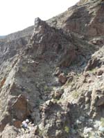 23-1004-heading_to_right_of_cliff_to_pinnacle_then_around-need_rope_to_go_anywhere_that_way