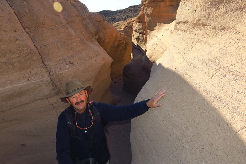 67-looking_back_to_John_and_slot_canyon