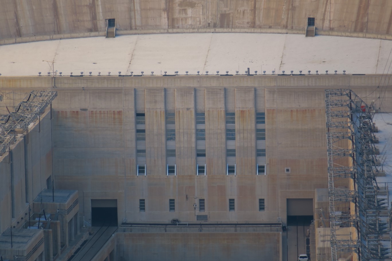 40-Hoover_Dam_powerplant_area