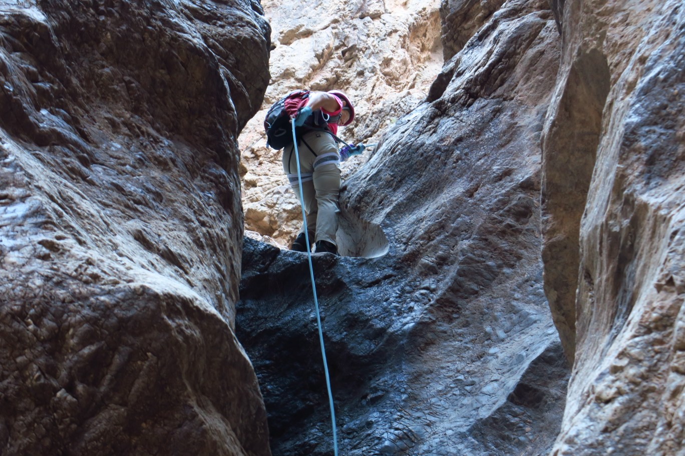 37-Patti_starts_the_rappel