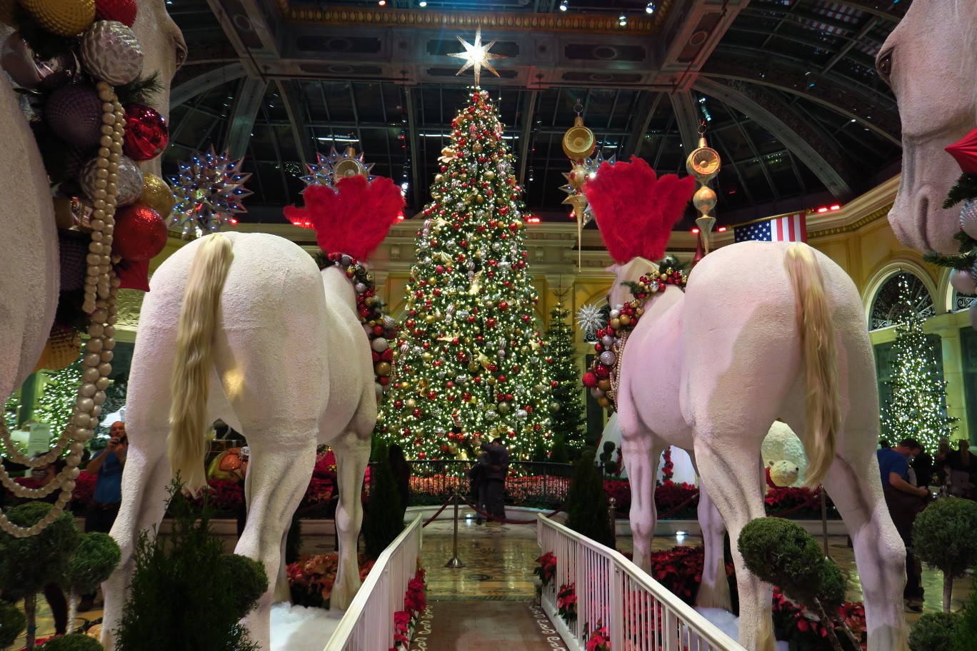 25-horses_leading_to_the_Christmas_tree