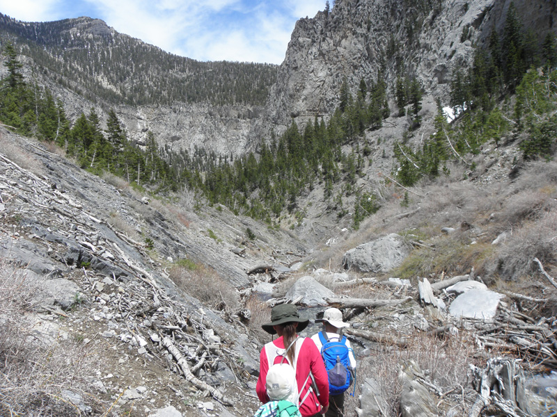 52-Emma_and_Kenny_hiking_out