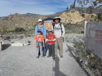 01-starting_the_hike-Veronica,Sarah,Kenny,Daddy