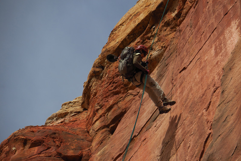 56-Luba_rappelling