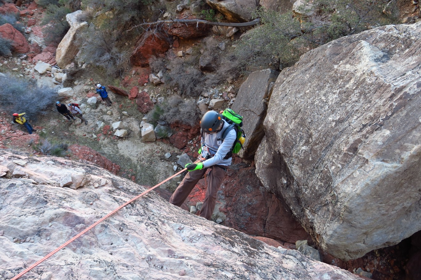67-Laszlo_rappelling