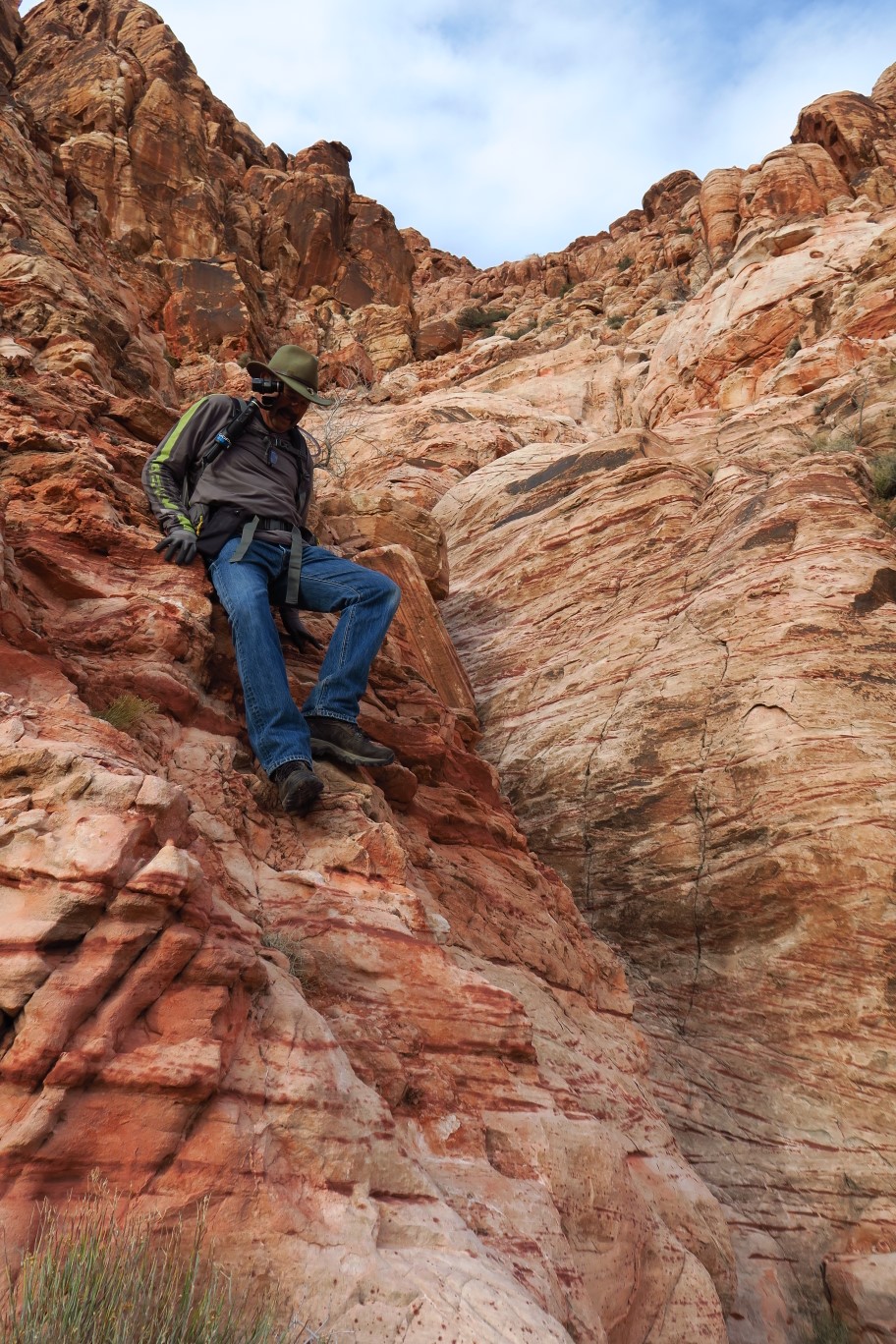 20-John_scrambling_down