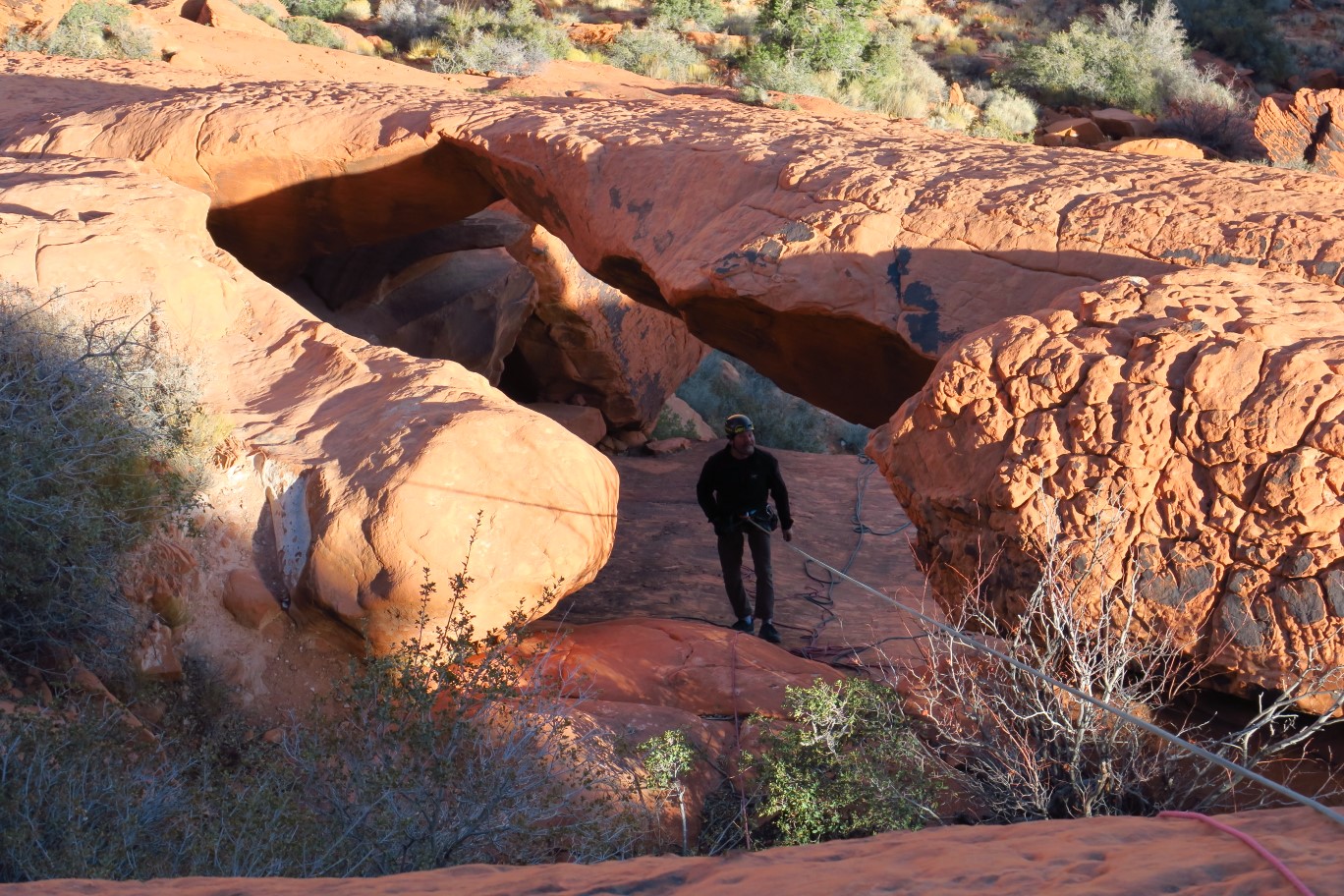 04-Brett_passes_through_Calico_Arch