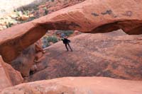 17-Brett_passing_through_Calico_Arch