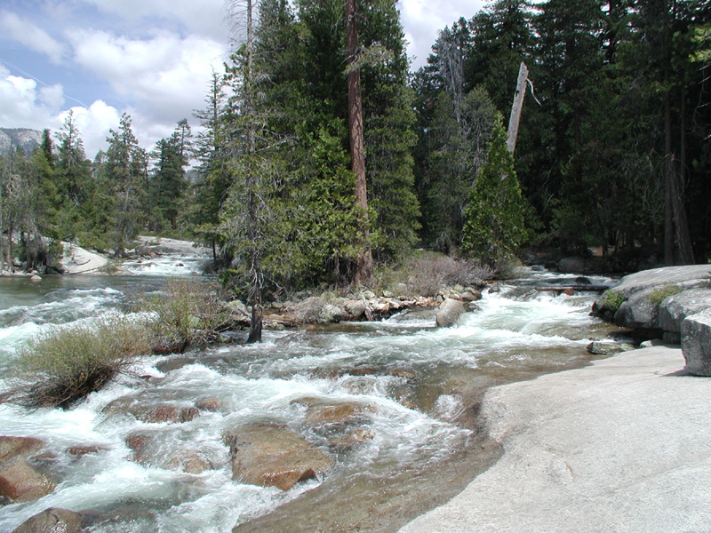 55-water_flowing_into_Nevada_Falls