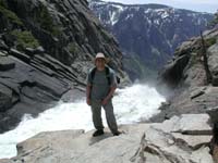 23-Chris_and_the_water_flowiing_into_the_falls_with_valley_view