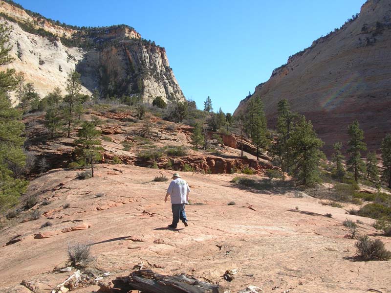 18-Jeff_walking_on_the_sandstone