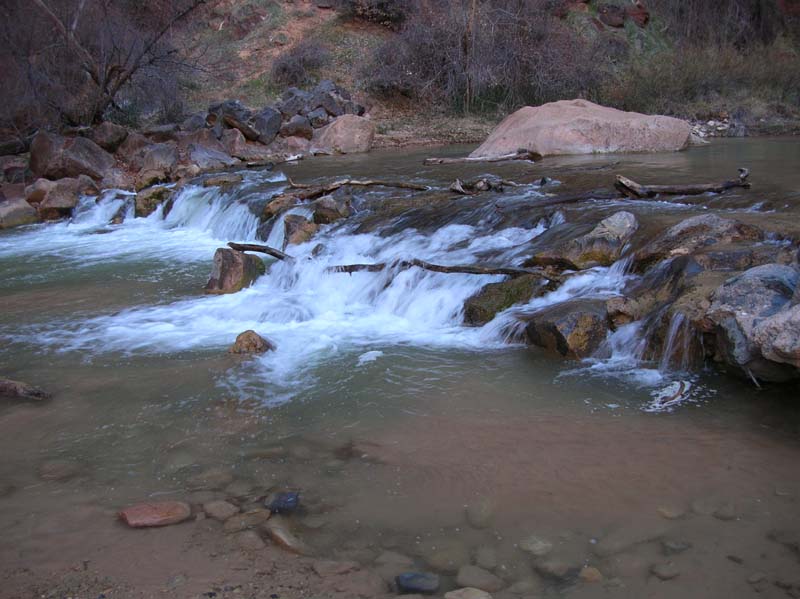 24-flowing_water_at_Narrows_area