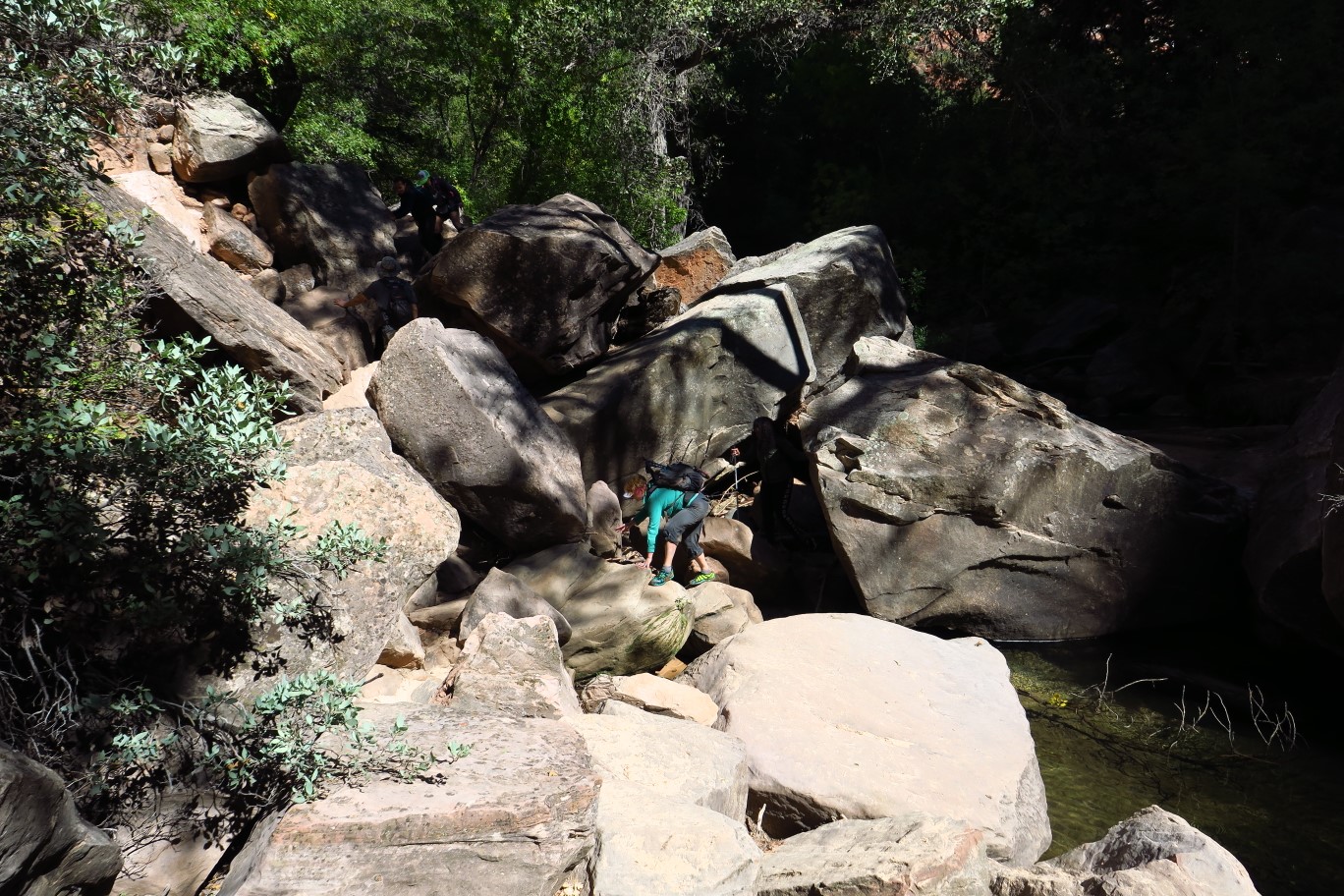 124-Kristi_bouldering