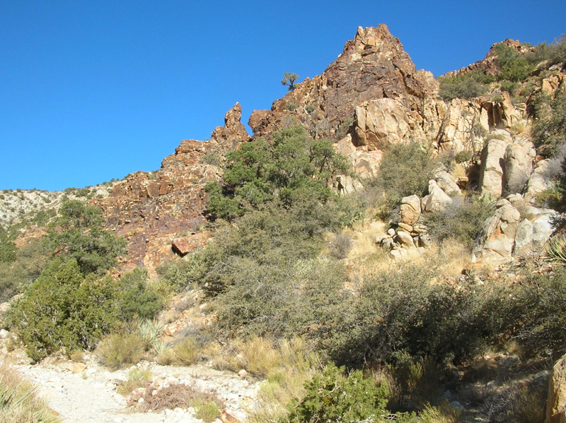 02-pretty_rock_formations_along_wash