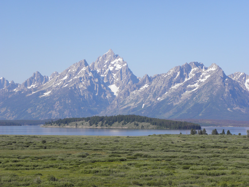 09-zoomed_view_of_mountains_and_lake