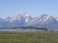 09-zoomed_view_of_mountains_and_lake