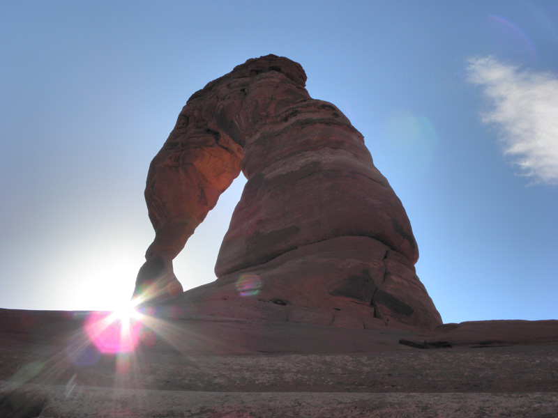 11-Delicate_Arch-natural_view_with_sun_just_over_rock