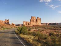 02-a_mile_past_sign_terrain_opens_to_resemble_Monument_Valley
