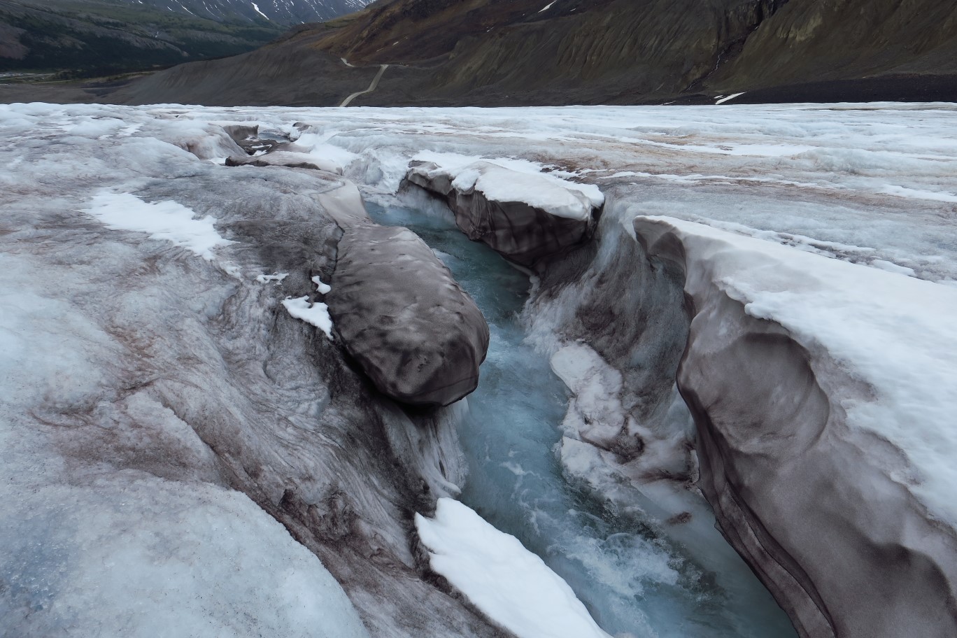 099-glacial_feature-glacial_river_flowing_on_the_surface